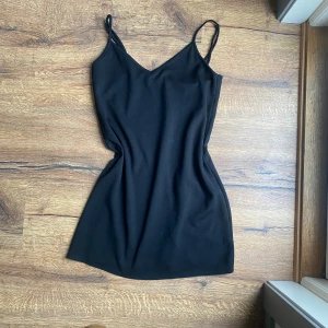 Miniklänning  - Svart miniklänning från Monki. Aldrig använd.