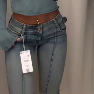Bershka low waist jeans - Lågmidjade jeans. Endast haft på mig de två gånger. Som nya. Slutsålda online id denna storlek.