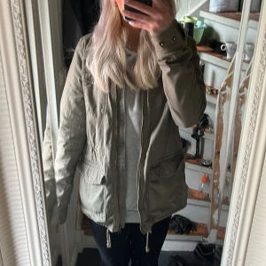 Mörkgrön jacka  - Så snygg men kommer inte till användning, sitter bra på mig som oftast har S.