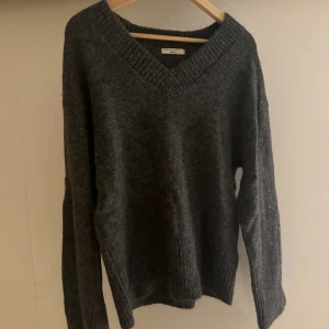 Stickad tröja - En v-ringad stickad tröja från Ginatricot, storlek S. Aldrig använd!😁