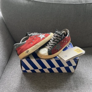 Golden Goose - Säljer ett par sköna Golden Goose i storlek 43. Box samt passport tillkommer, nypris 6000kr. Hörs i dm 🙌