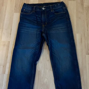 Jeans  - Skick 9/10 inga defekter alls. Jeans köpta från hm för typ 150 kr. Säljs pågrund av att dem längre int passar mig. Dem har storlek 164 cm. Så dem passar alltså storlek XS. ( slim fit )