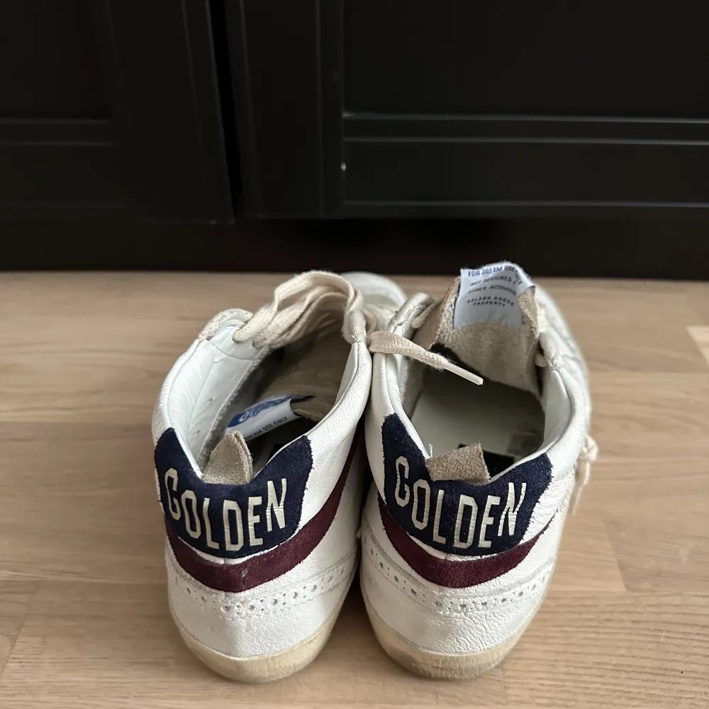 Ett par skit snygga Golden Goose skor i modellen ”Mid Star”. I storlek 39, knappt använda därav fina i skicket även därför jag säljer dom💕. Skor.