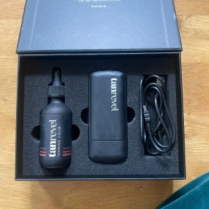 Tanrevel kit - Tanrevel kit. 2st färg nyanser. Original som man får med i kitet men också luxury dark. Laddare, maskinen och två färger. Använt maskinen en gång men fortfarande som helt ny.