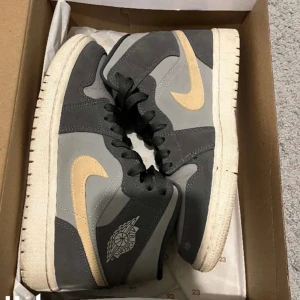 Jordan 1 Mids - Säljer två par Jordan 1 Mids som längre inte kommer till användning. Använda ett fåtal gånger och är nästan helt intill nya. Kartong medföljer.   1150 kr styck - båda för 2000.  Köparen står för frakt 