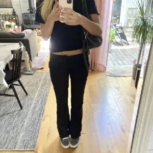 lågmidjade kostymbyxor - lågmidjade kostymbyxor från bikbok med utsvängda ben🥰 superfint skicka och knappt ens använda alls💞💞