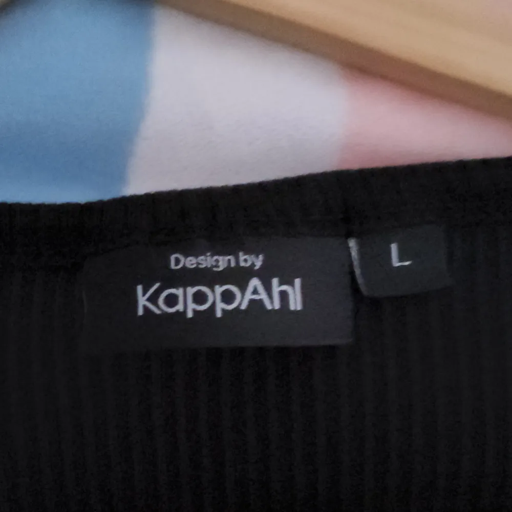 Svart tajt tröja nästan oanvänd från kapphal i storlek L säljer då jag it använder längre💗. Toppar.