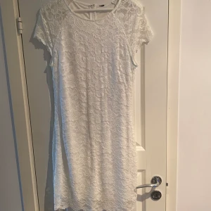 Vit klänning  - Vit klänning från Vila. Stl M, använt en gång.