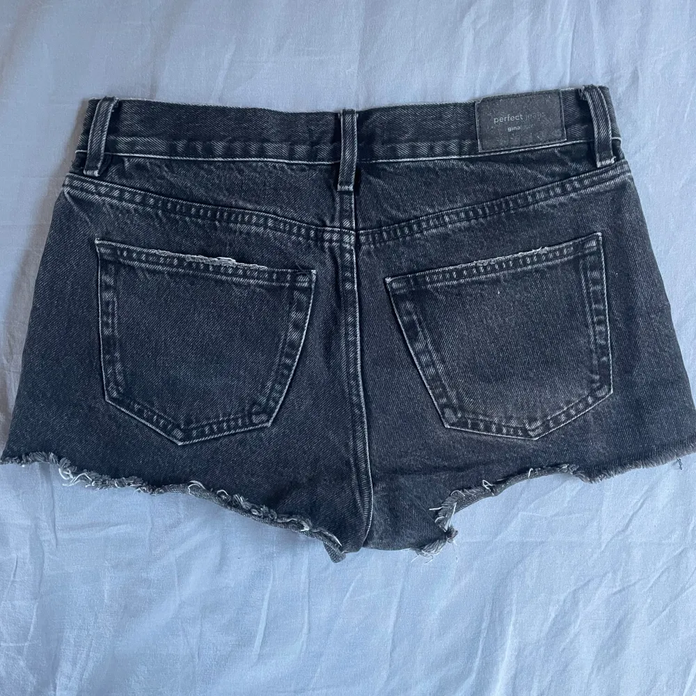 Säljer mina favorit shorts från Gina tricot, säljer pga att de blivit för små. Svarta lågmidjade, inga defekter. 250kr + frakt 💘💘. Shorts.