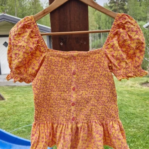 Topp - Topp med smock,puffärm och volang. Riktigt söt.  Rek S/M    Obs varan ligger ute på ett annat ställe, först till kvarn. 