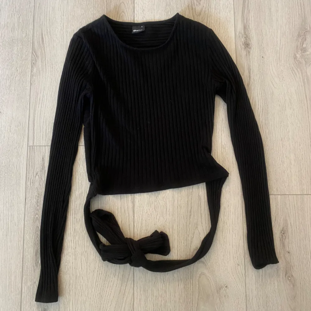Långärmad svart tröja som man kan knyta där bak från ginatricot i storlek S💗. Tröjor & Koftor.