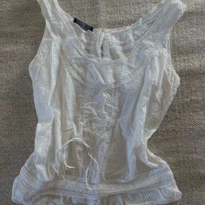 Somrig blus - Jätte söt blus med knappar i ryggen som passar perfekt till sommaren, väldigt luftigt material💞passar S/M