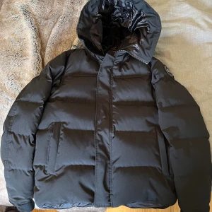 Canada Goose McMillan parka “black label” - Extreme bra skick! Knappt använd. Hör av dig om du har frågor. Säljer för att jag vill köpa en sommarjacka och därav det låga priset.