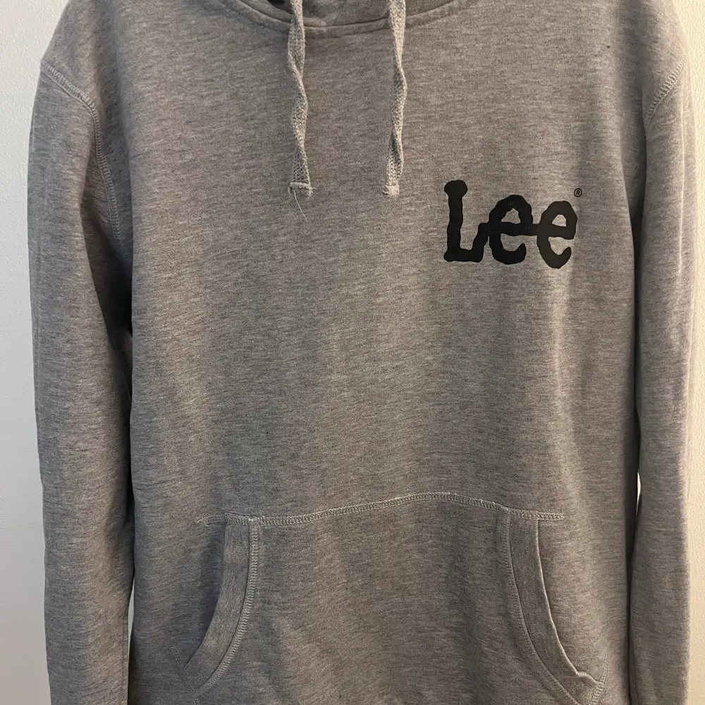 säljer denna hoodie från lee efter som de inte kommer till användning, tröjan är använd fåtal gånger och är i bra skick . Hoodies.