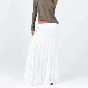 Vit långkjol - Super fin långkjol i vitt från princesspolly. Helt slutsåld. Originalpris ca 700kr. Säljer för 500. Aldrig använd. Säljer den då den är för kort för mig som är 176. Skriv privat för fler frågor🤍