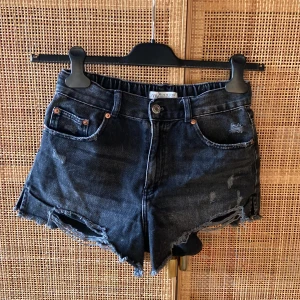 Supersnygga jeansshorts😍 - Shortsen är köpta ifrån zara och är i superbra skick. Jag har använt dem ett fåtal gånger💗