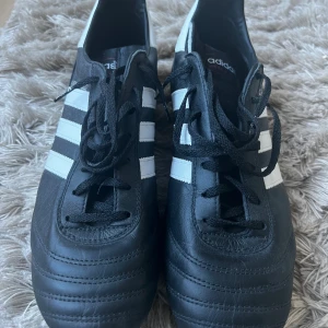 Adidas World Cup Fotbollsskor - Fotbollsskor, Adidas World cup. Använda en gång. Perfekt skick. Storlek Eur 42,5.  Nypris 1000kr. Saknar kvitto och låda. 