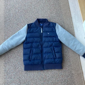 Gant höstjacka - Storleken är 13/14 år 158/164 cm. Fint skick förutom att det är ett litet hål på ryggen. Går att sy enkelt. Nypris 1600kr mitt pris endast 450kr💸. Jag kan gå ner lite vid snabb affär. Tveka inte att fråga vid funderingar☺️