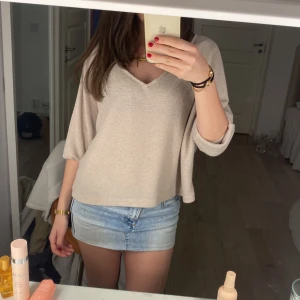 Beige tröja - En beige tröja ifrån H&M som går att använda som både långärmad och trekvartsärmad. Storlek M men passar även S 💕. Nästan aldrig användt 