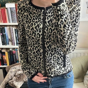 Jacka  -  jättefin leopard jacka 