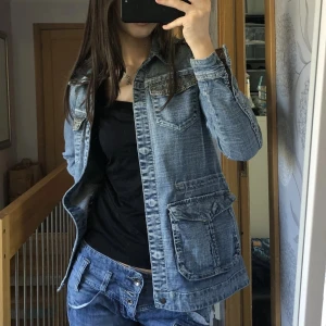 Jeansjacka - Jeansjacka från Pull&Bear med metall-rhinestone detaljer på framfickorna. Jackan är i storlek S och jag på bilden är 175 cm💙