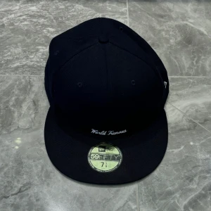 Supreme Reverse Box Logo New Era - Säljer nu denna Unika 'Navy' Supreme Reverse Box Logo New Era Hat som inte säljs längre, den är helt nyskick och såklart finns kvitto. Kepsen ligger ute för runt 140$ i USA. Det är STORLEK 7 5/8 och pris kan diskuteras.