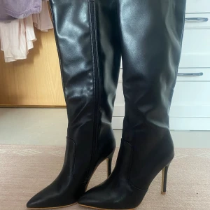 Svarta boots - Svarta boots i storleken 37, aldrig använda 