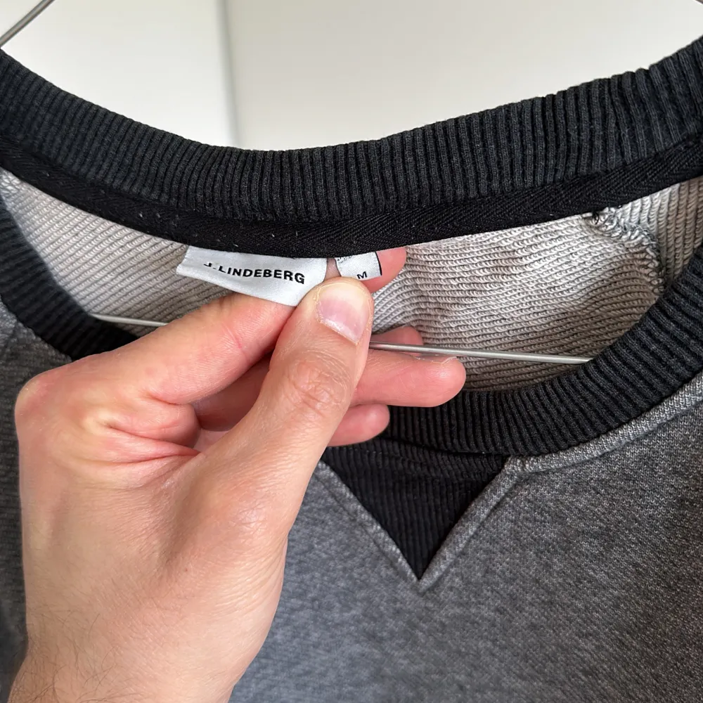 Grå och svart T-shirt från j.Lindeberg   storlek medium Material: bomull  Liten skada som knappt syns på framsidan, i övrigt felfritt skick . T-shirts.