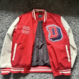 Collegejacka - Collegjacka från zara i bra skick. Nypris 900 Storlek L