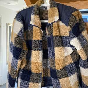 Skön och snygg fleece tröja, kan användas som jacka eller kofta. Snygg och varm