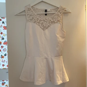 Peplum top med spetse - Peplum top med spets både på fransudannocy baksidan stl s