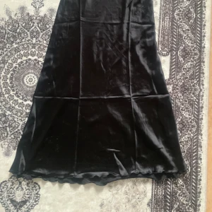 Saltinkjol ❤️ - Säljer en Saltin Kjol, storlek S. Aldrig använd, väldigt lätt material. Köpt för 300 kr, säljs för 150 kr. Lätt runt magen och inget som spänner. Perfekt för sommardagar!❤️