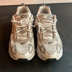 NIKE Air 200 - Skitsnygga skor från Nike, använda i okej skick 💙