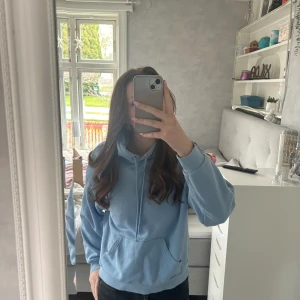 Blå huddie - Blå huddie från från Monki💖 jätte fin och jätte skön men den kommer bara inte till användning💕