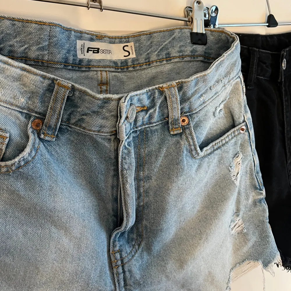 Säljer dessa två jeansshorts från NewYorker i storlek S. 90kr/st, kan diskuteras vid köp av båda. Nästan oavända och inga defekter.. Shorts.