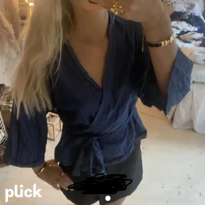 Snygg blå tröja - (Lånade bilder)  Köpte på plick men den var lite för liten så därför säljer jag vidare!💖