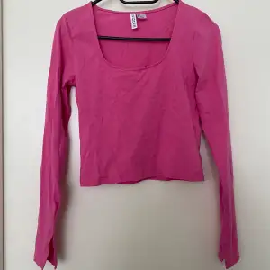 En rosa långärmad tröja från H&M i storlek S. Fyrkantig urringning och detalj i ärmens slut.