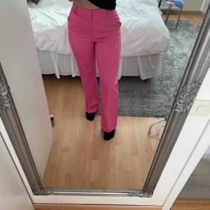 Rosa kostymbyxor  - Rosa kostymbyxor från Bikbok i storlek 36. Använda ett fåtal gånger.  Nypris 399:- säljer för 200 :-