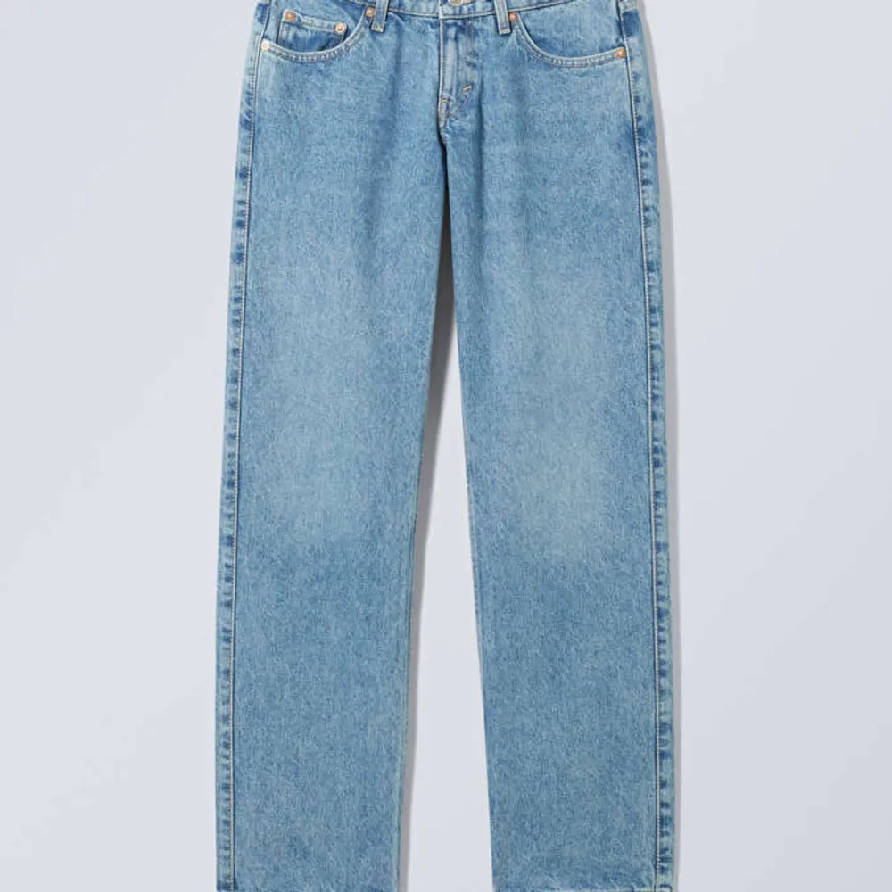 säljer dessa supersnygga jeansen från weekday. Jeans & Byxor.