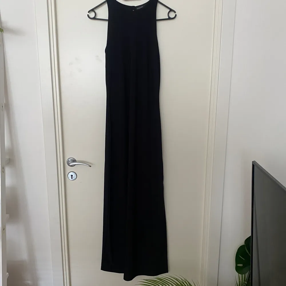 En långklänning från Kappahl i storlek 38/40. Slits i slutet på klänningen . Klänningar.