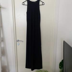 En långklänning från Kappahl i storlek 38/40. Slits i slutet på klänningen 