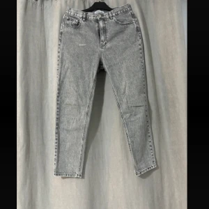 Gråa jeans  - Jag säljer dessa jeans som är använda men som fortfarande är i bra skick. 