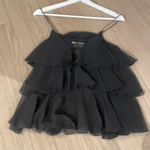 Volangtopp - Säljer mitt fina volang linne från Zara då de är lite stort på mig. Använd endast ca två gånger. Jag är ca 157 och storleken är S💞 