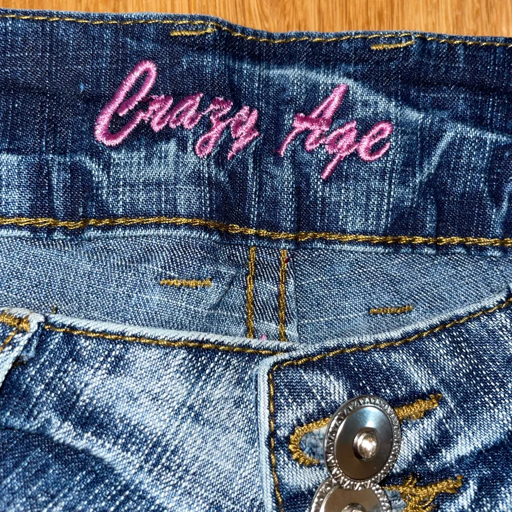 Jeans från crazyage helt nya med lappar kvar i perfekt skick, sitter lågmidjade och är utsvängda, strl 28 som motsvarar S❤️// midja 36cm, längd 103cm, innerbens 83. Jeans & Byxor.