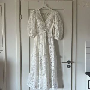 Klänning Asos - Oanvänd klänning i storlek 34 som är som en storlek 34.