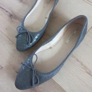 Så söta grå ballerina skor från Zara i strl 37 men passa mig som vanligtvis har 38/38,5❤️