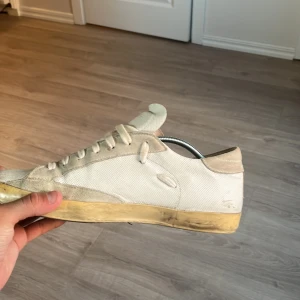 Philip model - Ett par fina philip model i storlek 43 som är i riktigt fint skick skulle säga 8,5 eller 9/10 skick på de här säljer lite billigare för att box inte finns kvar, ett riktigt kap  hör av er snabbt så länge det finns! Priset är inte hugg i sten!