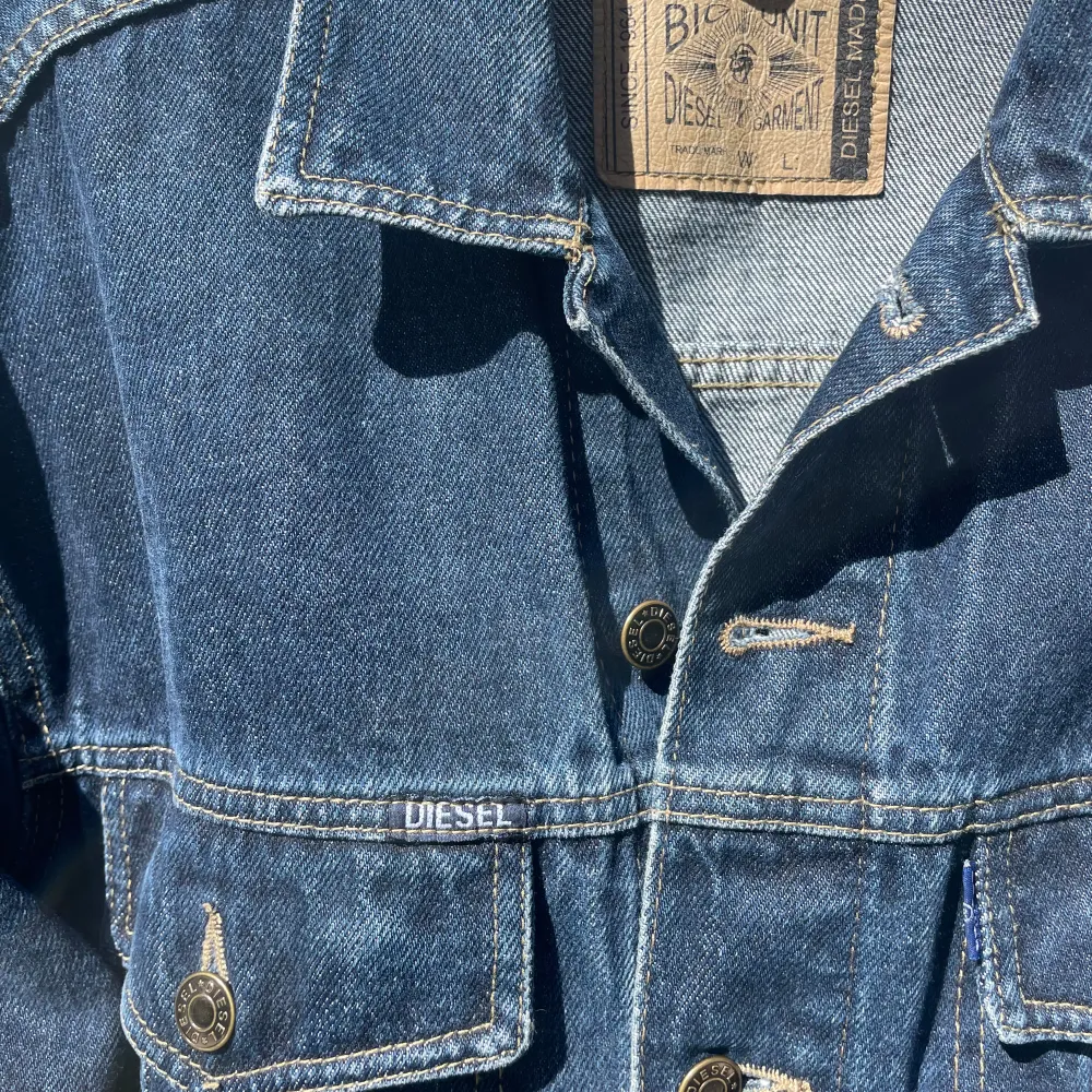 Ascool oversized mörkblå Diesel-jeansjacka inhandlad second-hand i New York för drygt 1 år sedan. Jättebra skick, enda är att knappen längst ner på ena ärmen saknas (inget som märks). Sitter som en M/38.. Jackor.