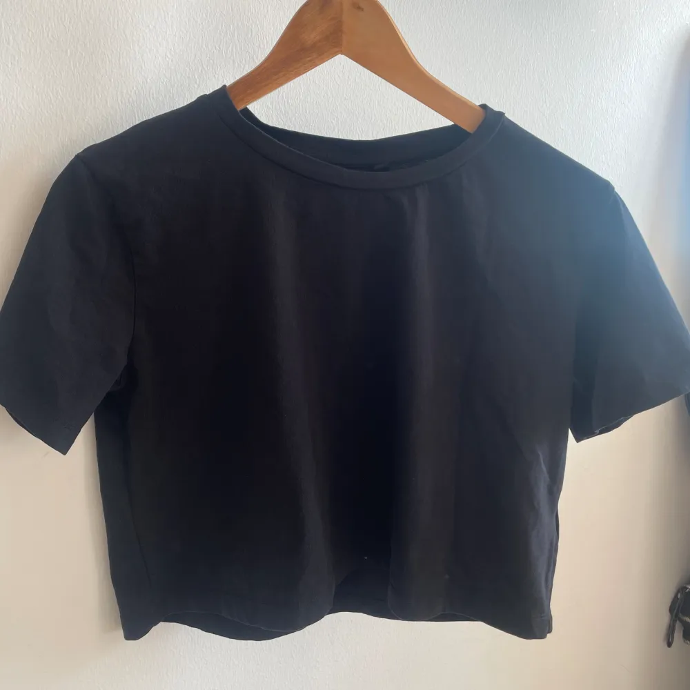 säljer en lager 157 kortärmad svart tröja som inte alls använda längre  den är i storlek S . T-shirts.