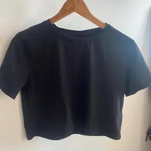säljer en lager 157 kortärmad svart tröja som inte alls använda längre  den är i storlek S 
